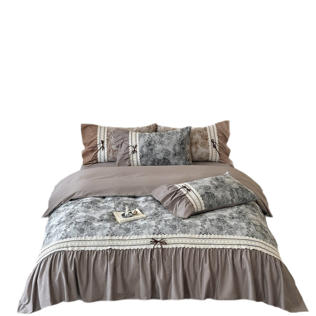 Romantic Vintage-Style Bedding Set with Lace Trim, Ruffled Hem and Rose Jacquard