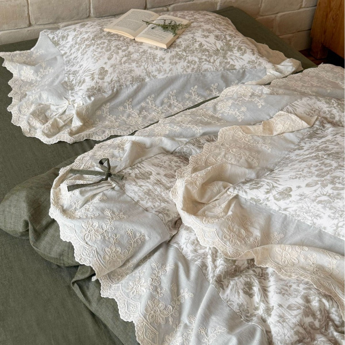 Cotton-Blend Floral Toile Bedding Set with Embroidered Lace Ruffles and Decorative Bows