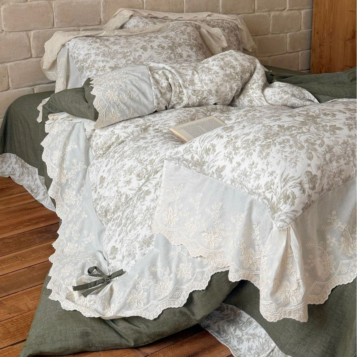 Cotton-Blend Floral Toile Bedding Set with Embroidered Lace Ruffles and Decorative Bows