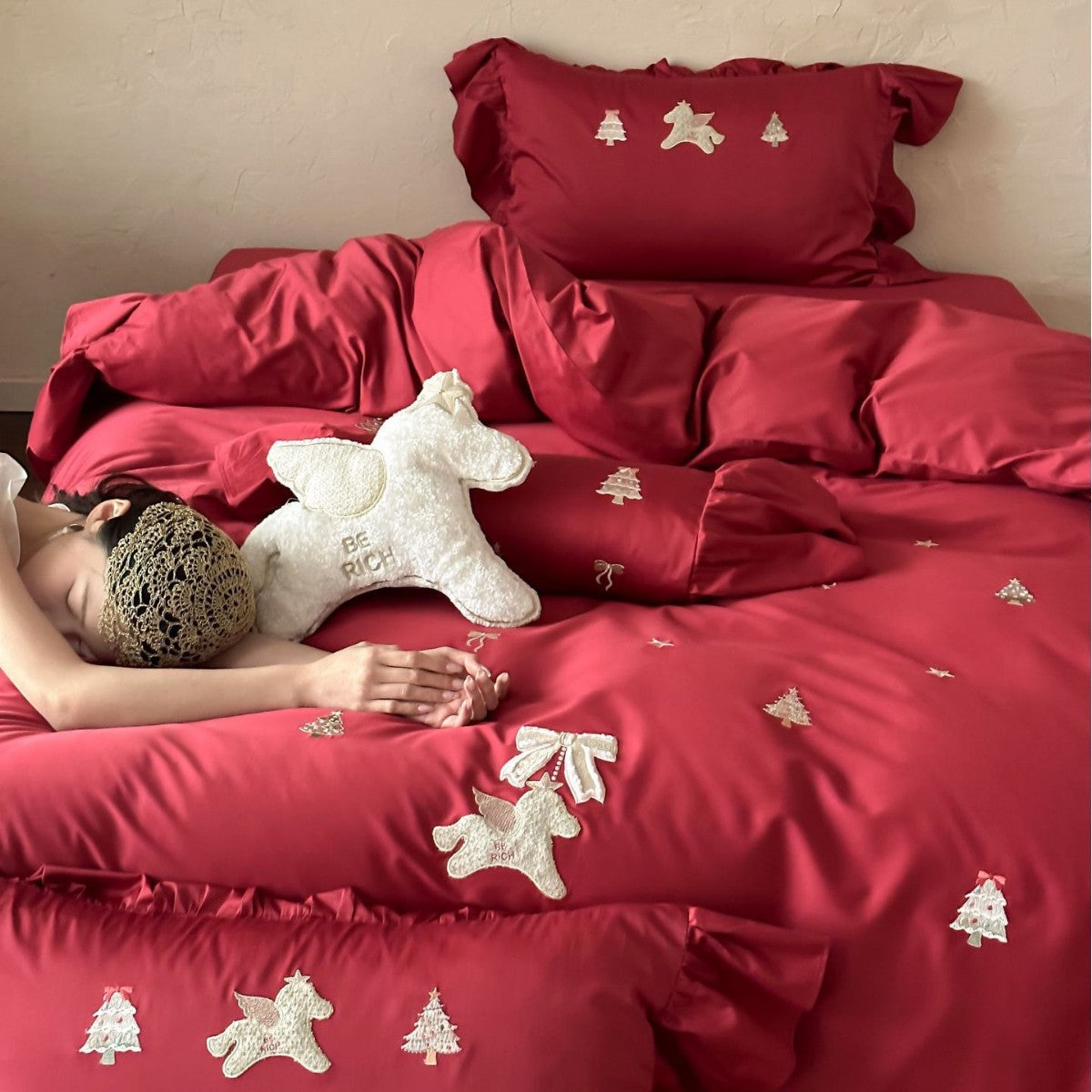 Festive Cotton Sateen Bedding Set with Ruffles and Embroidered Winter Motifs