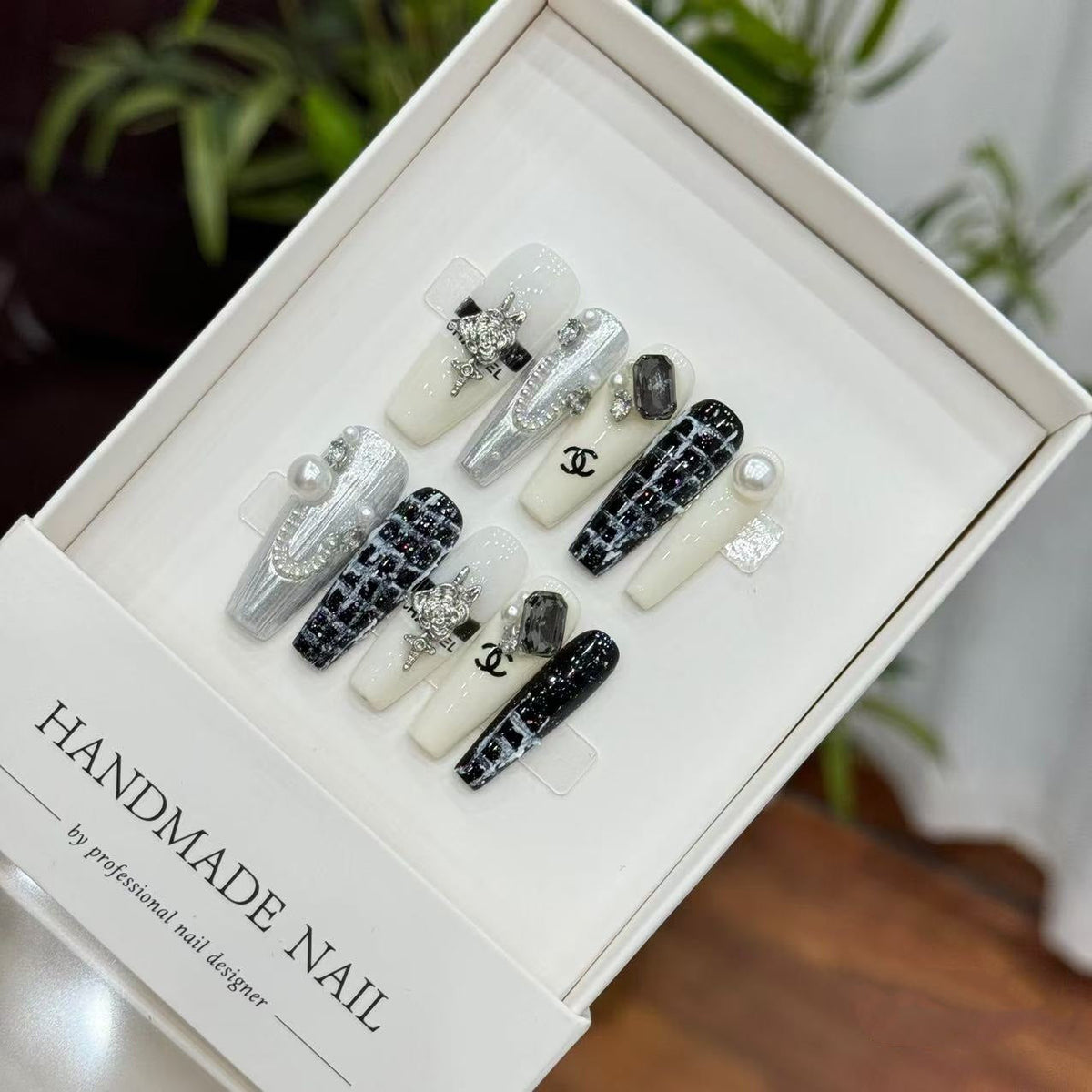 Handmade Decorative Press-On Nail Art Set with Accents