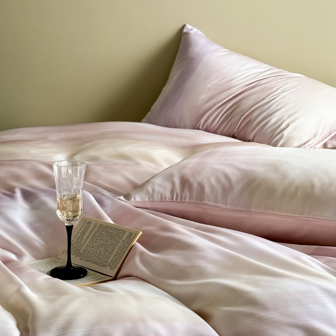 Mako Satin Bedding Set with Soft Watercolor Gradient and Concealed Envelope Closure