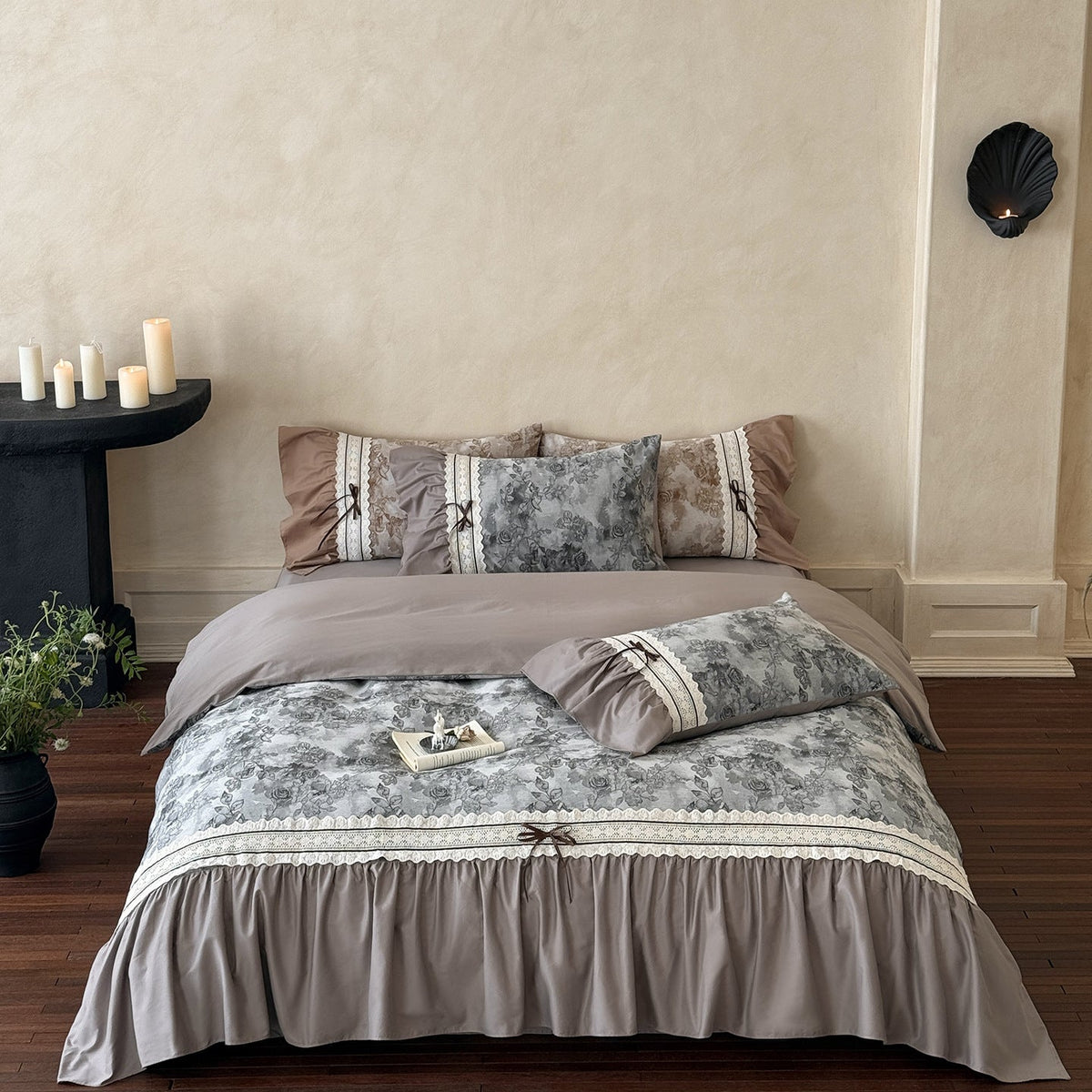 Romantic Vintage-Style Bedding Set with Lace Trim, Ruffled Hem and Rose Jacquard