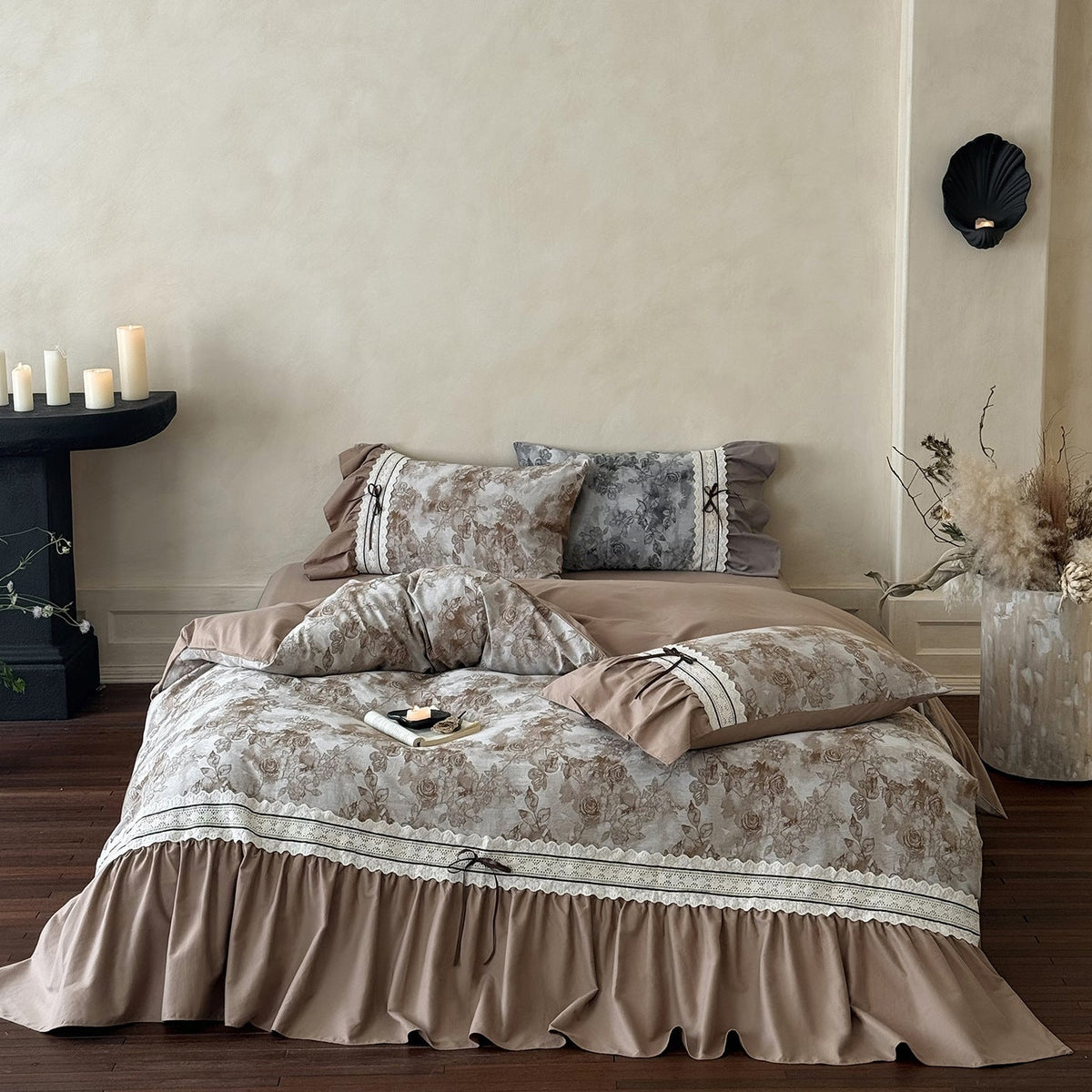 Romantic Vintage-Style Bedding Set with Lace Trim, Ruffled Hem and Rose Jacquard