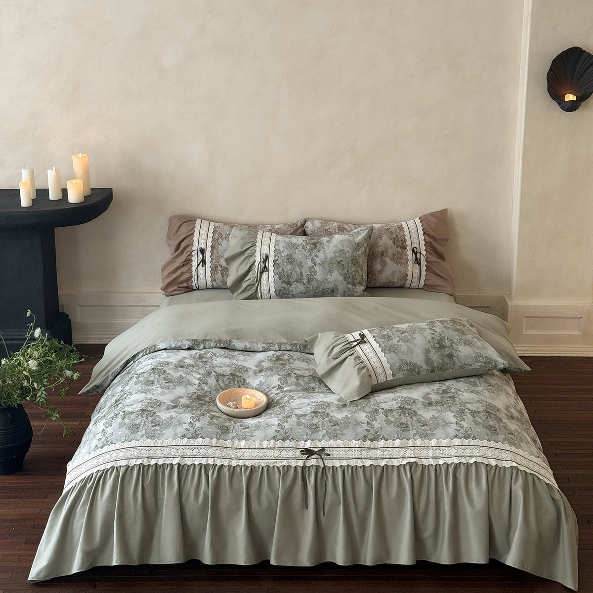 Romantic Vintage-Style Bedding Set with Lace Trim, Ruffled Hem and Rose Jacquard