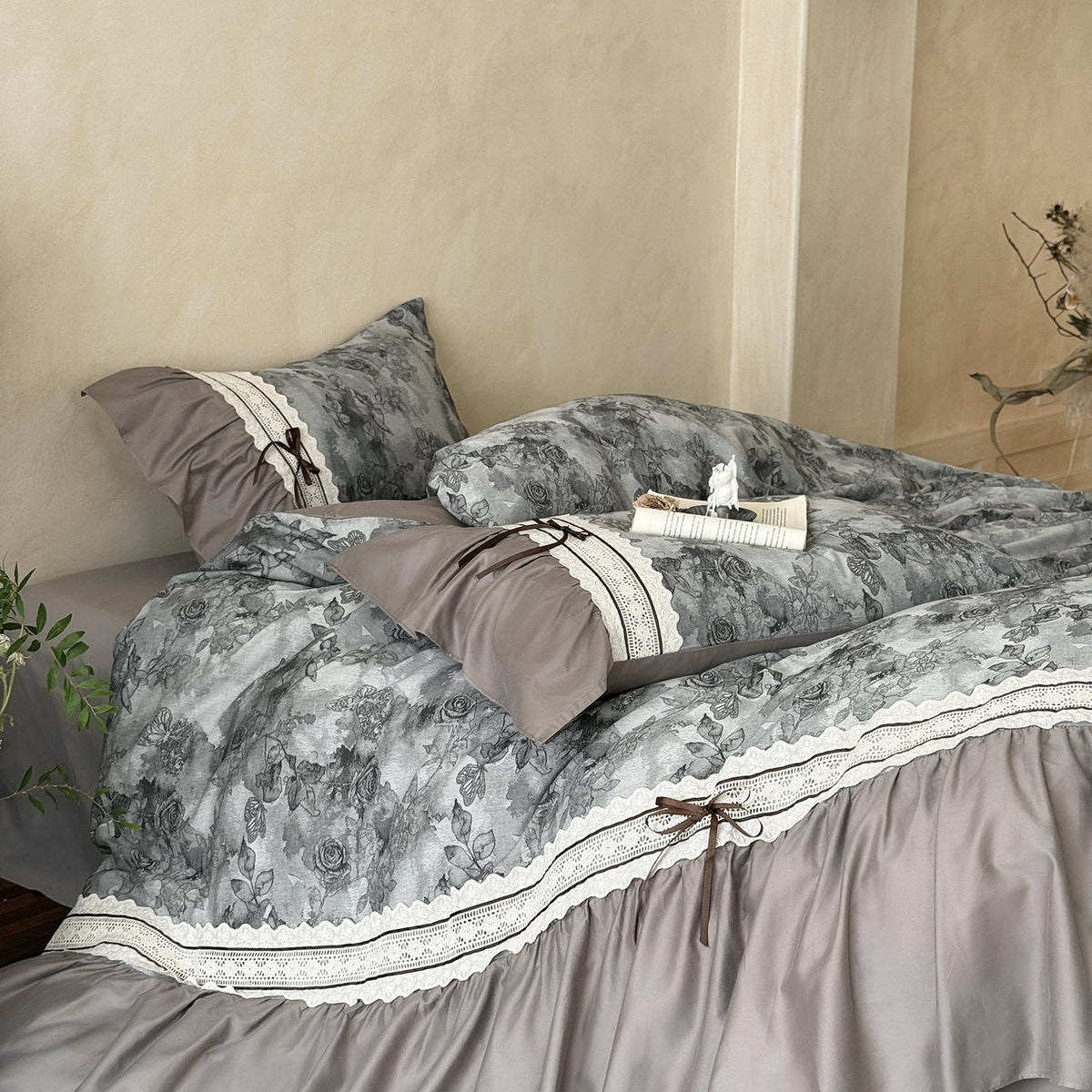 Romantic Vintage-Style Bedding Set with Lace Trim, Ruffled Hem and Rose Jacquard