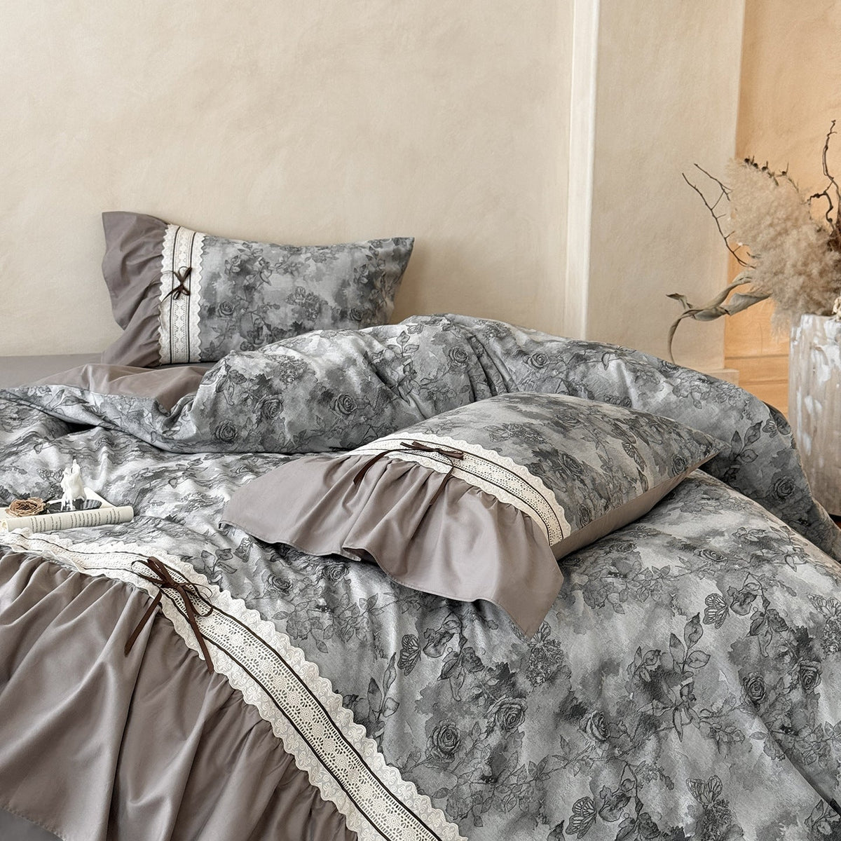 Romantic Vintage-Style Bedding Set with Lace Trim, Ruffled Hem and Rose Jacquard