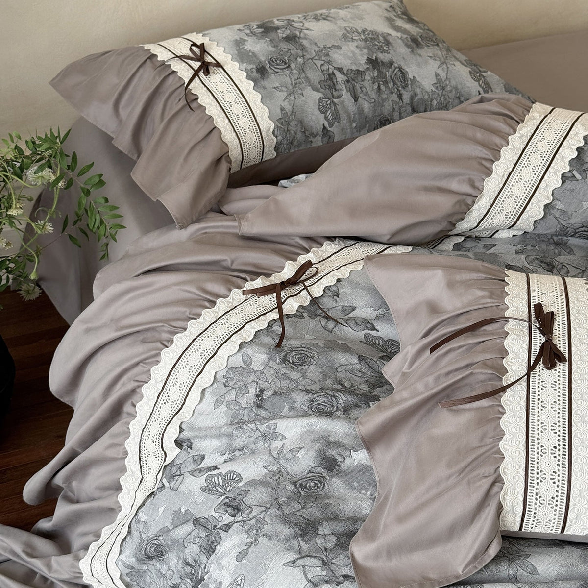 Romantic Vintage-Style Bedding Set with Lace Trim, Ruffled Hem and Rose Jacquard