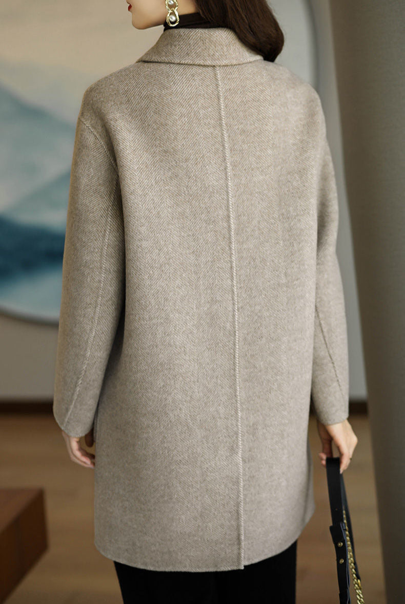 Women's Winter Coat: Warm & Elegant with Sophisticated Design
